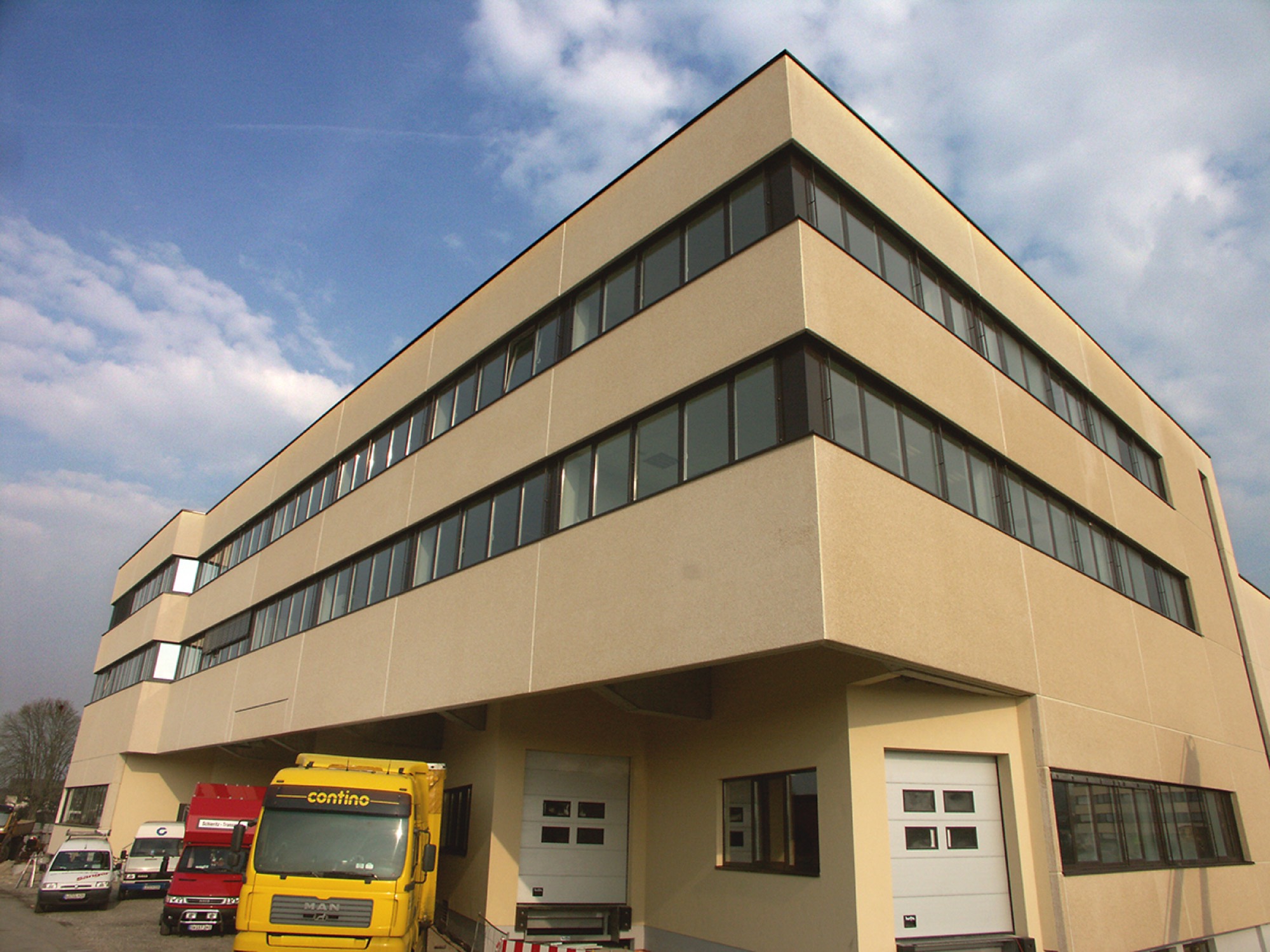 Aussenansicht des Gebäudes in Rheinfelden mit Lastwagen an den Verladetoren