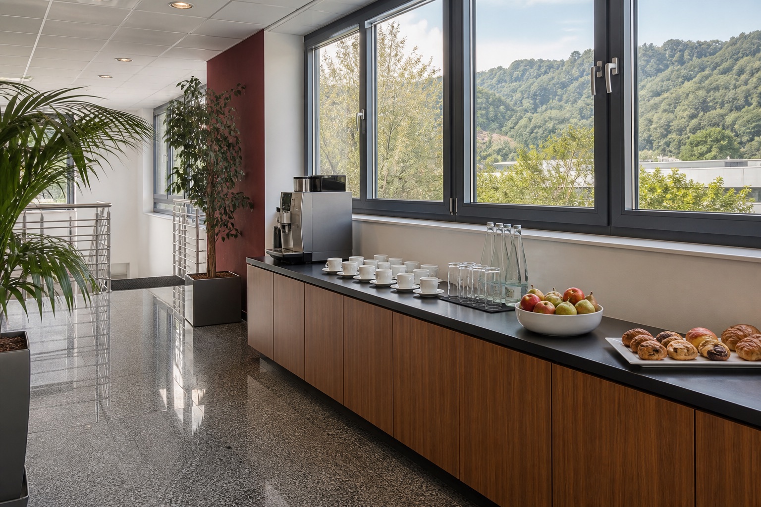 Sideboard am Fenster mit Kaffeemaschine, weissen Tassen, Wasserflaschen und Obst
